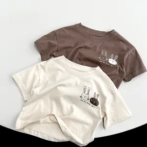 Détail de t-shirts en coton pour enfants avec imprimés lapin en marron et beige