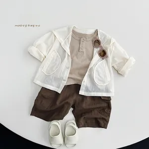 Ensemble pour enfant en coton et lin avec veste blanche et short marron en pose à plat