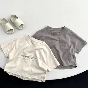 Détail de t-shirts en coton pour enfants avec patchwork Gummy Bear et tissu doux d'été