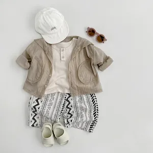 Tenue d'été style coréen avec veste tons terre, t-shirt et short à motifs pour enfant