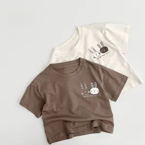 Gros plan de t-shirts en coton pour enfants avec motif lapin et texture tricotée