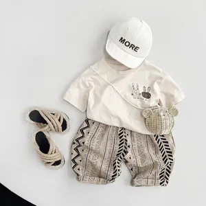 Tenue d'été enfant avec t-shirt lapin, short géométrique, casquette et sac ours