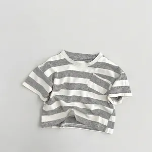 Détail d'un t-shirt à rayures pour enfants en coton avec poche de poitrine et col rond