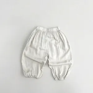 Detailaufnahme der leichten Kinder-Pluderhose mit Gummibund und elastischem Saum