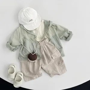 Ensemble d'été en lin et coton pour enfants avec chemise à capuche et short kaki