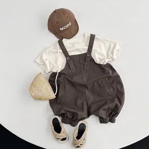 Ensemble t-shirt blanc enfant et salopette marron avec casquette et sac assortis