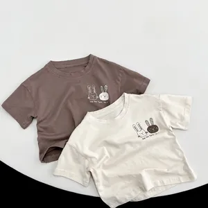 Vue détaillée à plat de t-shirts enfants en coton doux avec motifs de lapins mignons