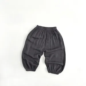 Detail der hohen elastischen Taille an dunkelgrauer, atmungsaktiver Kinder-Haremshose