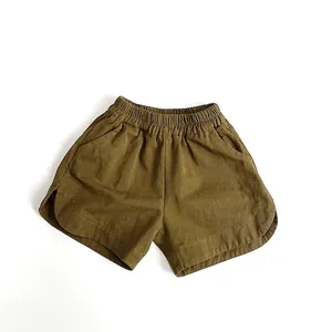 Dettaglio dei pantaloncini in cotone con vita elastica e orlo curvo cucito a vista