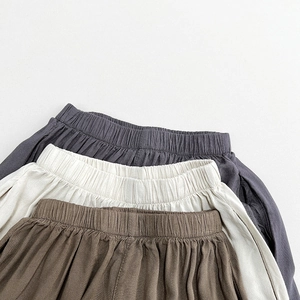 Detailansicht des elastischen Bundes und der atmungsaktiven Textur der Kinder-Sommerhose