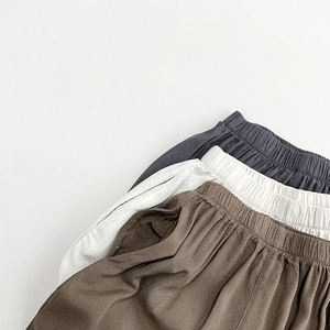 Detail der Kinder-Hose mit Gummizug in Dunkelgrau, Beige und Braun, lockere Passform