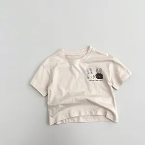 Détail d'un t-shirt enfant en coton avec broderie lapin et lettrage One Two Three