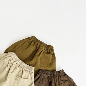 Dettaglio dei pantaloncini in cotone per bambini con elastico in vita e tasche posteriori