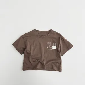 Détail du t-shirt enfant en coton marron foncé avec un motif lapin minimaliste