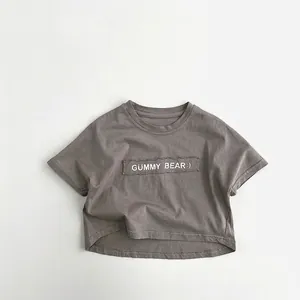 Gros plan détaillé d'un t-shirt enfant en coton avec patch Gummy Bear à bords crus