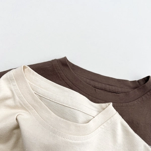 Gros plan du col rond côtelé et double couture sur t-shirts en coton pour enfants