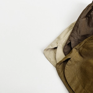 Dettaglio pantaloncini in cotone con spacco laterale e cuciture in tessuto twill