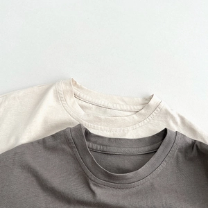 T-shirts enfants en coton avec col rond renforcé en couleurs crème et gris foncé élégants