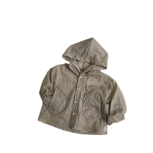 Veste à capuche légère kaki pour enfants avec texture respirante et boutons