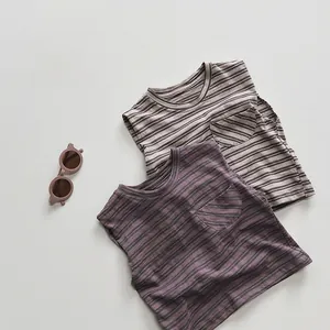 Detail von gestreiften Kinder-Baumwoll-Tanktops mit Brusttaschen und Rundhals