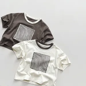 Detailaufnahme hochwertiger Baumwoll-Sommer-T-Shirts für Kinder in Braun und Creme