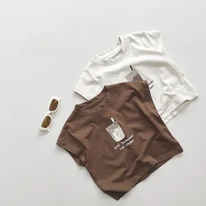 Détail de débardeurs en coton pour enfants avec imprimé graphique de glace d'été