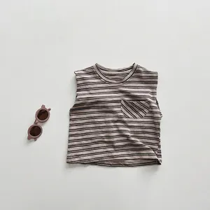 Detail eines gestreiften Kinder-Tanktops mit kleiner Tasche und weicher Baumwollstruktur