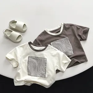 Flach liegende Kinder-T-Shirts aus Baumwolle in Beige und Kaffee mit Kontrast-Ausschnitt