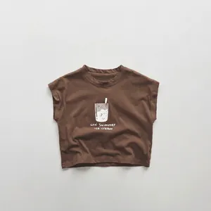 Détail d'un débardeur marron en coton pour enfants avec imprimé cool summer ice cream