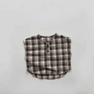 Κοντινό πλάνο από ασπρόμαυρο καρό βαμβακερό γιλέκο για παιδιά με σχέδιο μισή κουμπιά