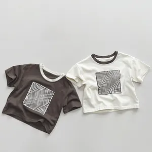 Flach liegende Kinder-T-Shirts aus Baumwolle mit kontrastierendem Rundhals und Grafikdruck