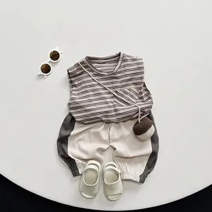 Minimalistisches gestreiftes ärmelloses Top und Kontrasthose Sommer-Set für Kinder