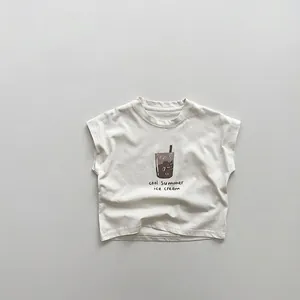 Détail du débardeur enfant en coton avec tissu crème doux et imprimé crème glacée