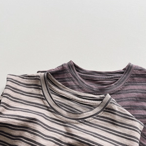 Detail von gestreiften Rundhals-T-Shirts mit atmungsaktiver Slub-Baumwollstruktur