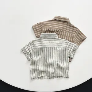 Détail à plat des chemises à manches courtes rayées pour garçons en marron et gris
