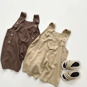 Minimalistische Kinder-Latzhose aus Baumwollleinen in Braun und Apricot mit Vintage-Knöpfen