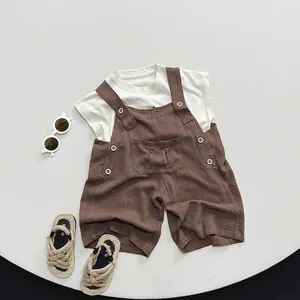 Tenue d'été minimaliste pour enfants avec T-shirt blanc et salopette en lin