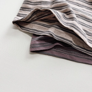 Detail von gestreiftem Strickstoff mit hochwertigen Nähten und weicher Textur für Kinderweste