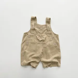 Détails de la salopette pour bébé en lin kaki avec bretelles et poche sur la poitrine
