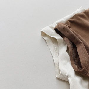 Gros plan du col en coton avec double couture renforcée sur un débardeur pour enfants