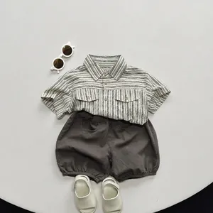 Ensemble chemise en coton à rayures verticales et short gris pour enfants aux tons neutres