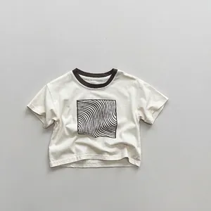Detail eines minimalistischen Kinder-T-Shirts aus Baumwolle mit brauner Paspelierung
