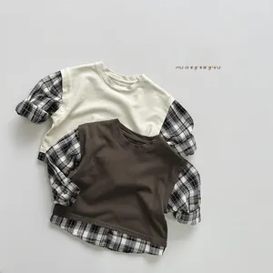Detailansicht eines langärmeligen Kinder-T-Shirts mit Karomuster in neutralen Tönen