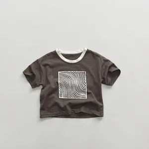 Detail eines Kinder-T-Shirts aus Baumwolle mit weißem Rundhalsausschnitt und Grafikprint
