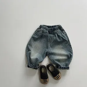 Détail de pantalon en jean vintage bleu foncé pour enfant avec taille élastique à plat
