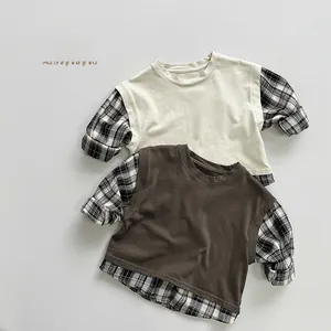 Detail von langärmeligen Kinder-T-Shirts im Lagenlook mit Karomuster aus Baumwolle