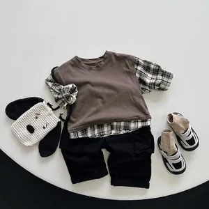 Completo bimbo con gilet marrone, camicia a quadri, pantaloncini cargo e borsa a maglia