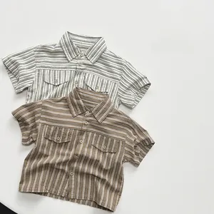 Détail de chemises à rayures en coton avec poches boutonnées en beige et marron