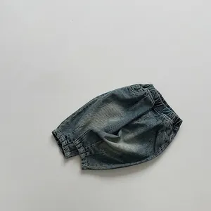 Vue à plat de jean rétro pour enfants en denim bleu délavé avec taille élastiquée