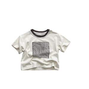Minimalistisches Kinder T-Shirt aus Baumwolle in Cremeweiß mit braunem Rundhalsausschnitt